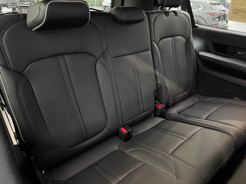 Jeep Grand Wagoneer L Vehicle Full-screen Gallery Image 14