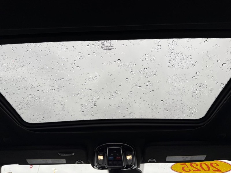 Jeep Grand Wagoneer L Vehicle Full-screen Gallery Image 15