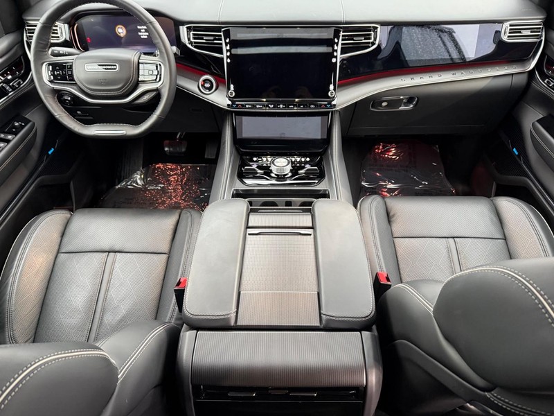 Jeep Grand Wagoneer L Vehicle Full-screen Gallery Image 16