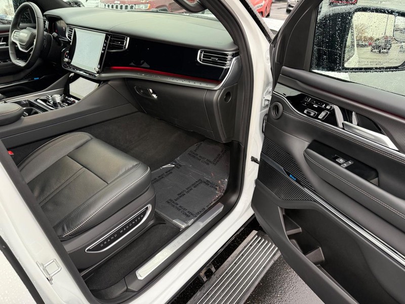 Jeep Grand Wagoneer L Vehicle Full-screen Gallery Image 18