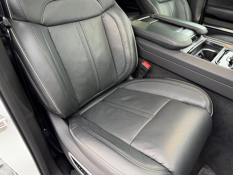 Jeep Grand Wagoneer L Vehicle Full-screen Gallery Image 19