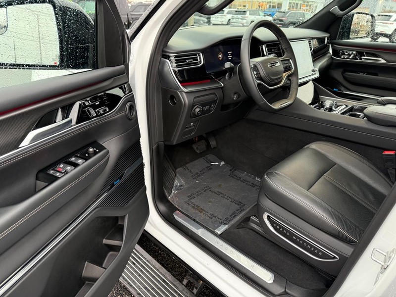 Jeep Grand Wagoneer L Vehicle Full-screen Gallery Image 20