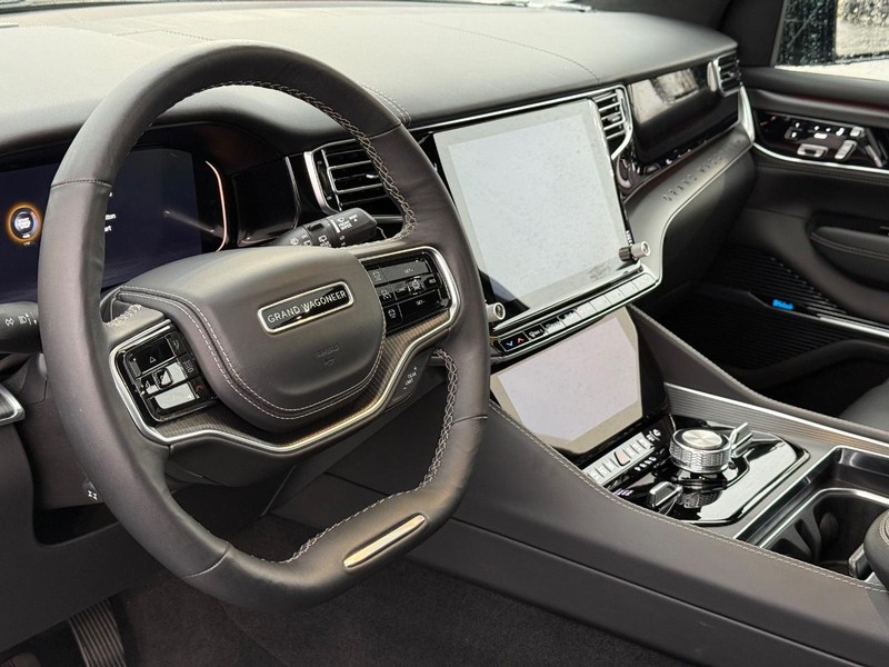 Jeep Grand Wagoneer L Vehicle Full-screen Gallery Image 22