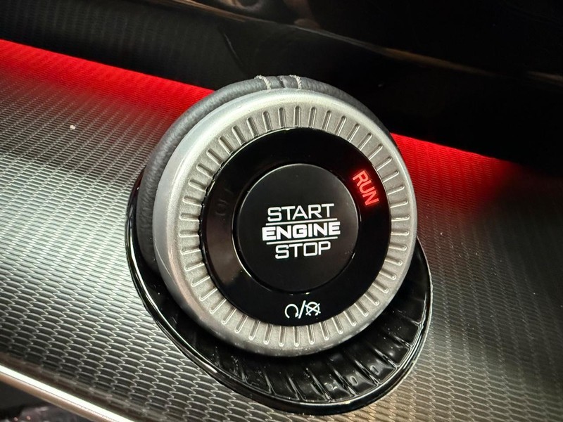 Jeep Grand Wagoneer L Vehicle Full-screen Gallery Image 25