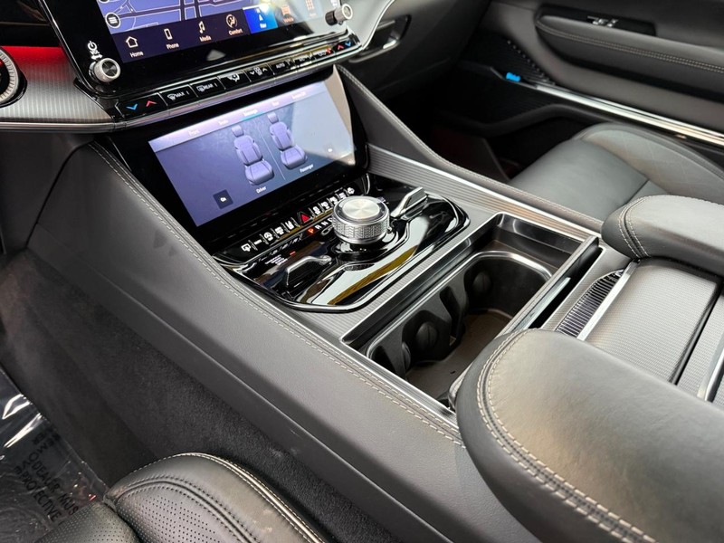 Jeep Grand Wagoneer L Vehicle Full-screen Gallery Image 28