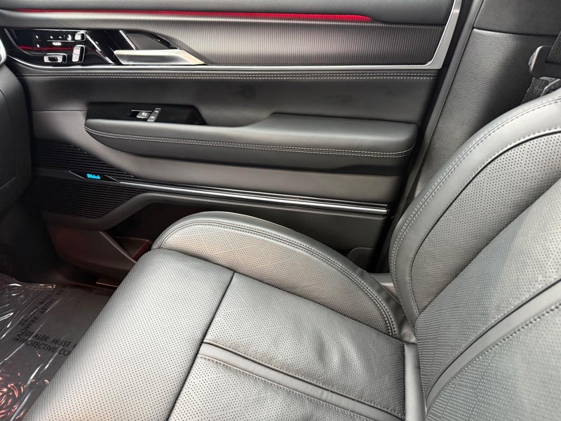 Jeep Grand Wagoneer L Vehicle Full-screen Gallery Image 29