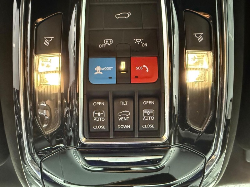 Jeep Grand Wagoneer L Vehicle Full-screen Gallery Image 30