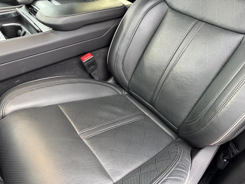 Jeep Grand Wagoneer L Vehicle Full-screen Gallery Image 33