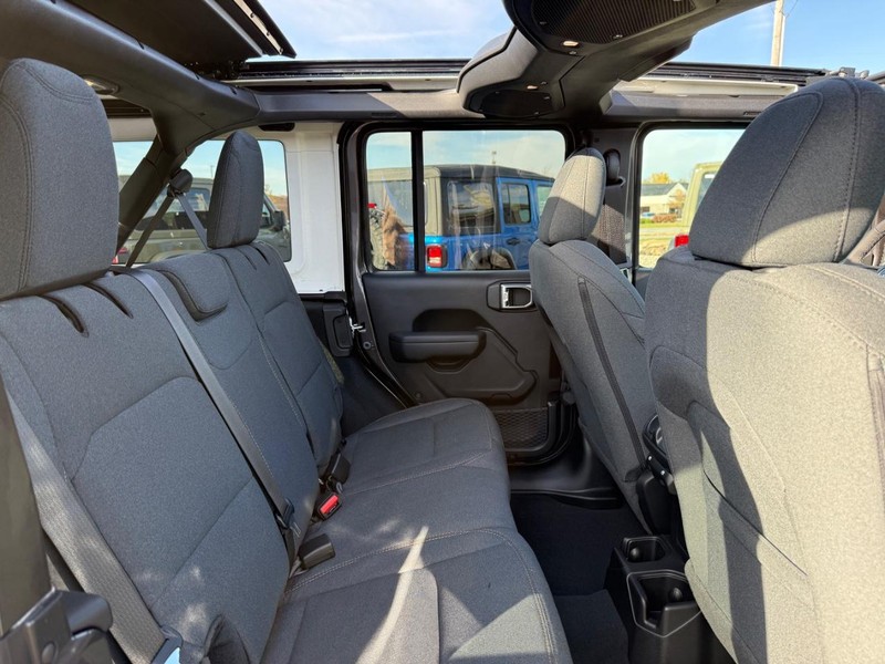 Jeep Wrangler Vehicle Full-screen Gallery Image 10