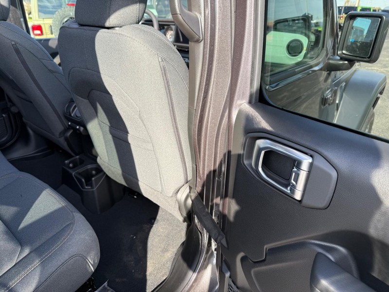 Jeep Wrangler Vehicle Full-screen Gallery Image 11