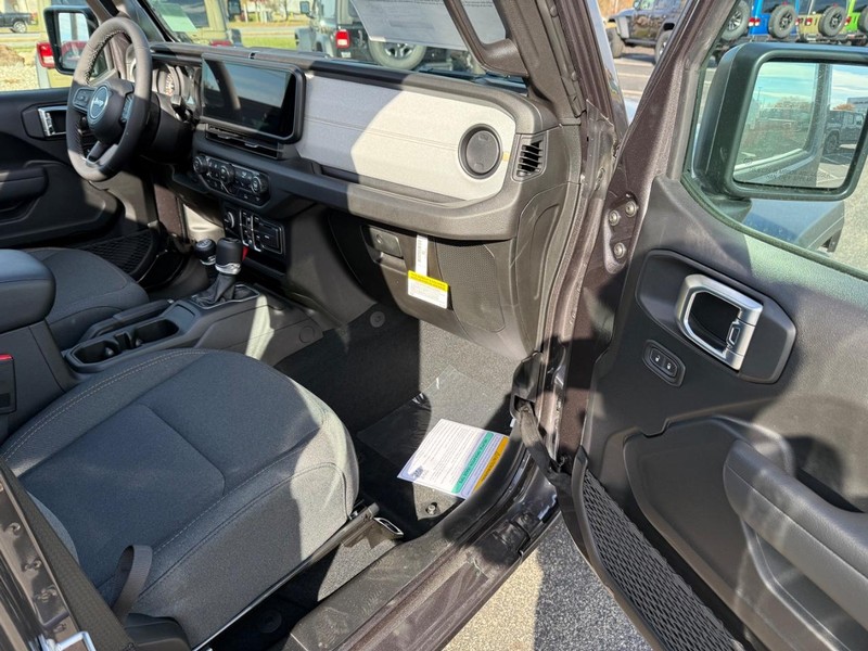 Jeep Wrangler Vehicle Full-screen Gallery Image 15