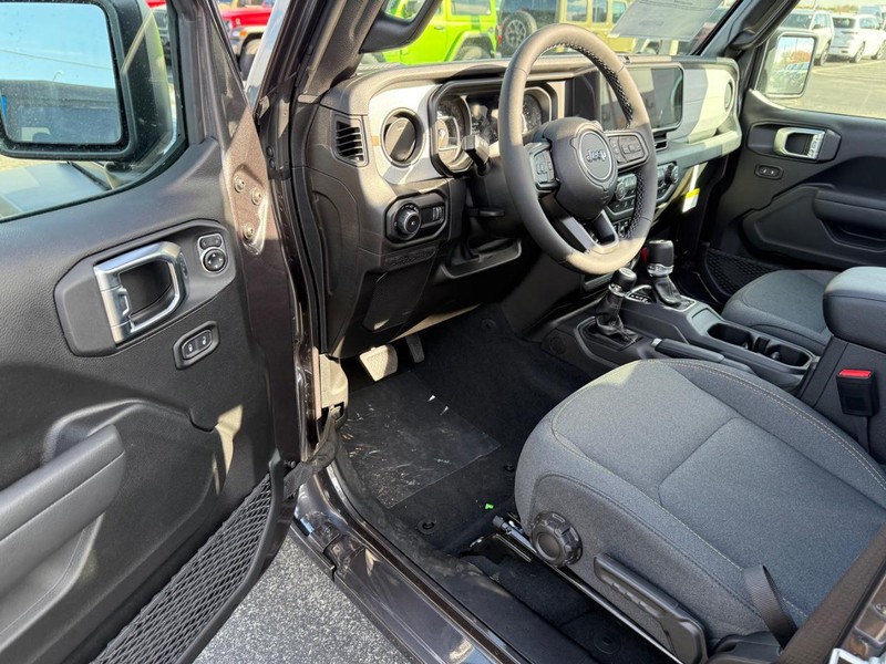 Jeep Wrangler Vehicle Full-screen Gallery Image 17