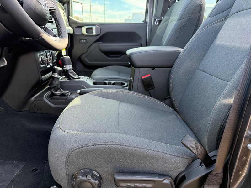 Jeep Wrangler Vehicle Full-screen Gallery Image 18