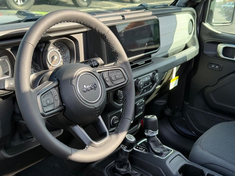 Jeep Wrangler Vehicle Full-screen Gallery Image 19