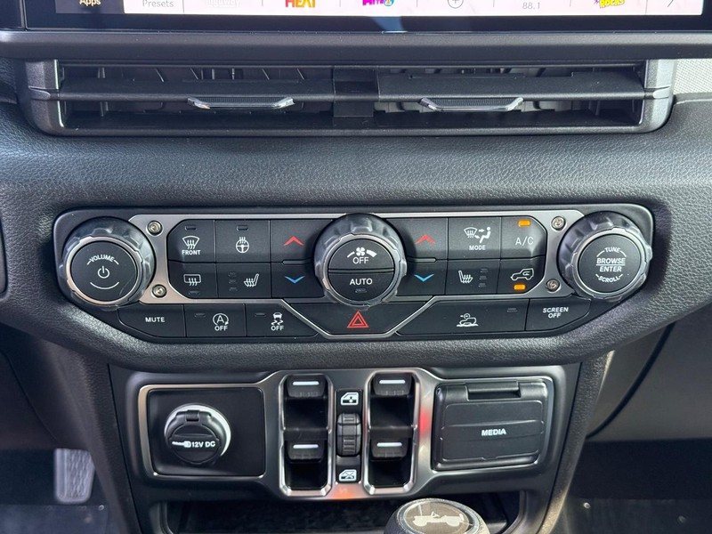 Jeep Wrangler Vehicle Full-screen Gallery Image 26