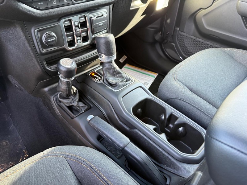 Jeep Wrangler Vehicle Full-screen Gallery Image 27