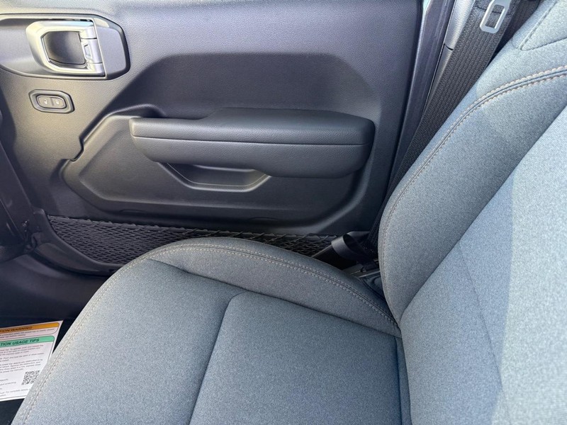 Jeep Wrangler Vehicle Full-screen Gallery Image 28