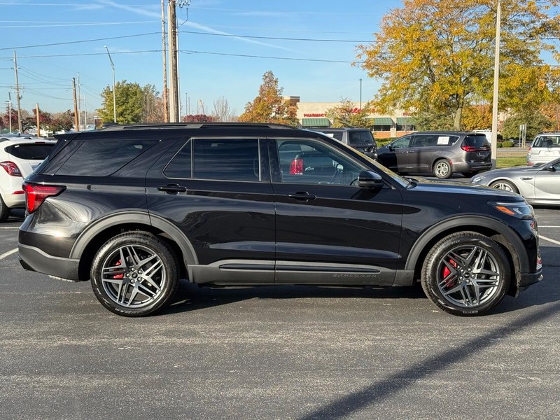 Ford Explorer Vehicle Full-screen Gallery Image 02