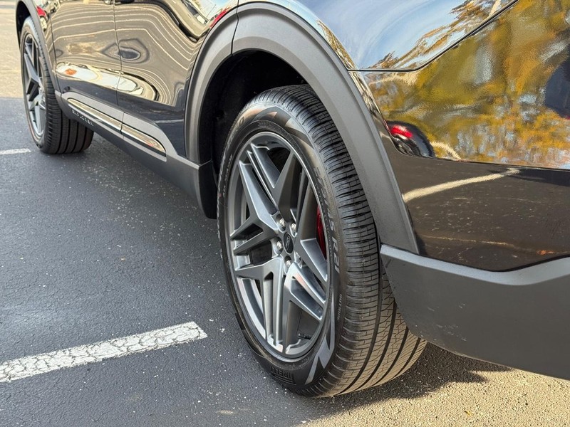 Ford Explorer Vehicle Full-screen Gallery Image 06