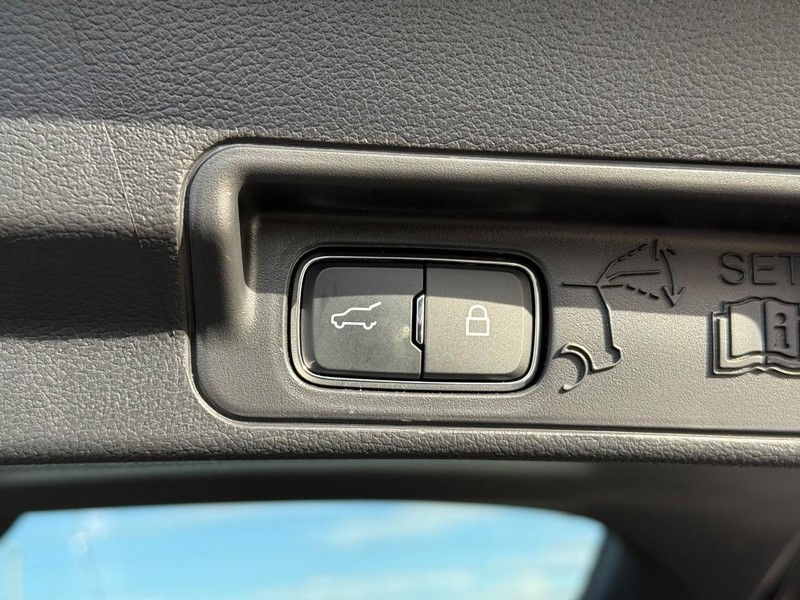 Ford Explorer Vehicle Full-screen Gallery Image 08