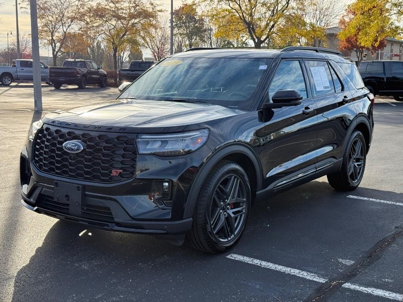 Ford Explorer Vehicle Full-screen Gallery Image 09