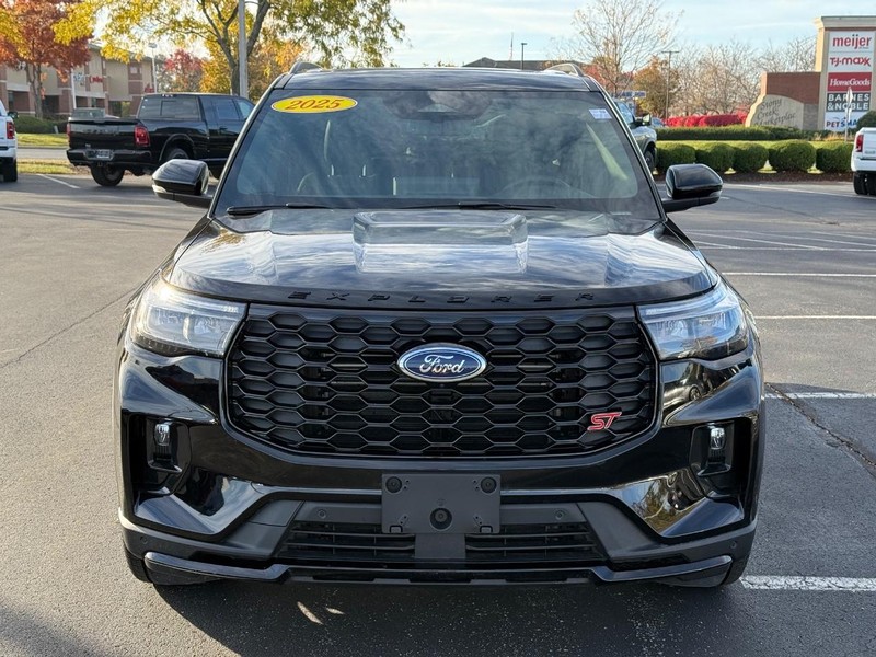 Ford Explorer Vehicle Full-screen Gallery Image 10