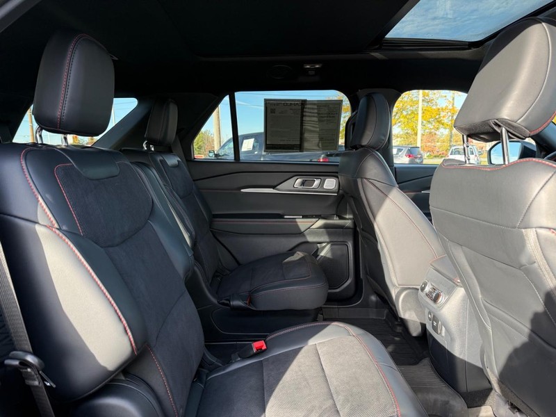 Ford Explorer Vehicle Full-screen Gallery Image 11