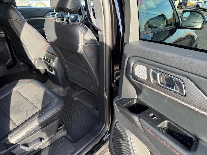 Ford Explorer Vehicle Full-screen Gallery Image 12