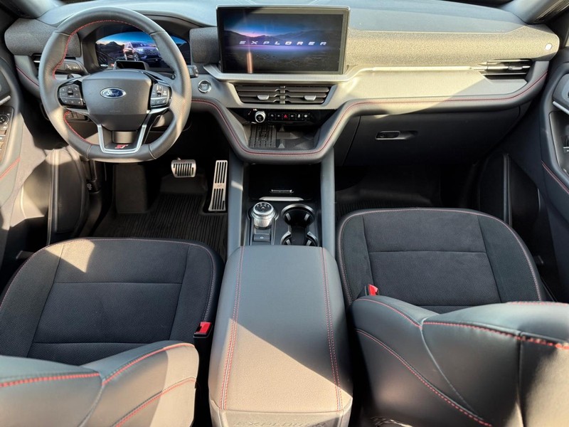 Ford Explorer Vehicle Full-screen Gallery Image 14