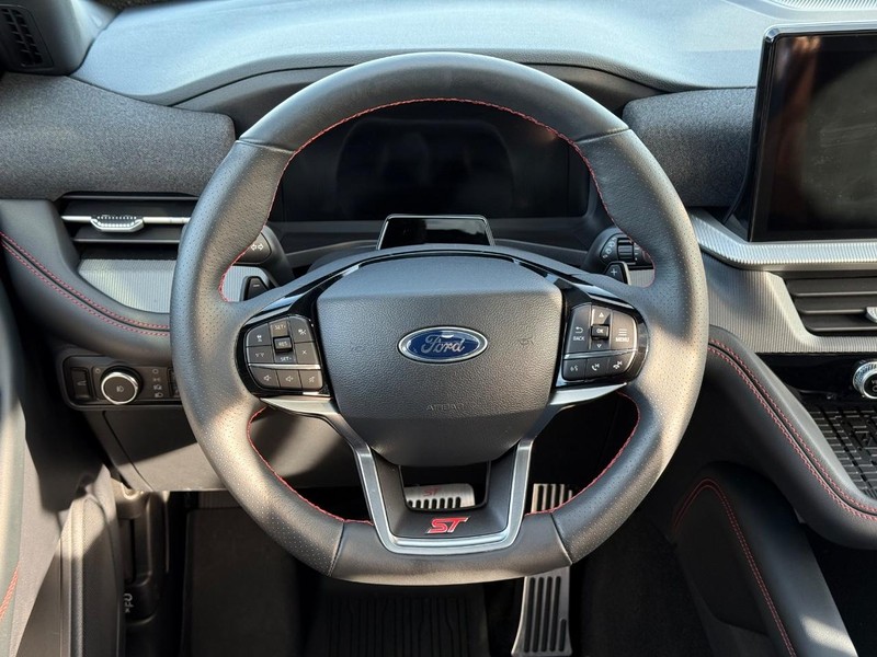 Ford Explorer Vehicle Full-screen Gallery Image 15