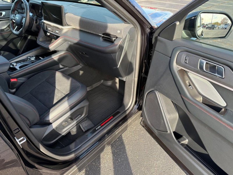 Ford Explorer Vehicle Full-screen Gallery Image 16