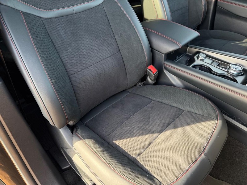 Ford Explorer Vehicle Full-screen Gallery Image 17