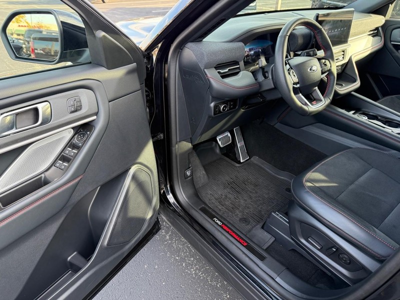 Ford Explorer Vehicle Full-screen Gallery Image 18