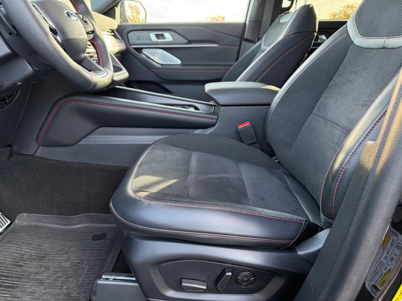 Ford Explorer Vehicle Full-screen Gallery Image 19