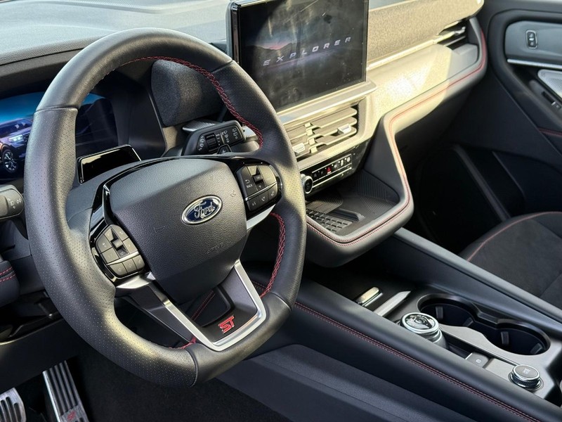 Ford Explorer Vehicle Full-screen Gallery Image 20