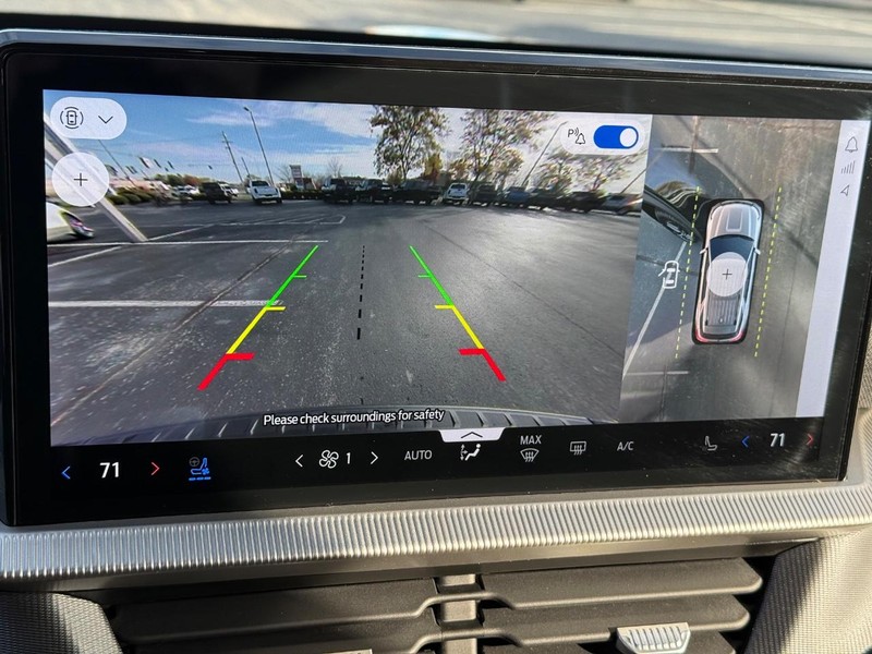 Ford Explorer Vehicle Full-screen Gallery Image 25