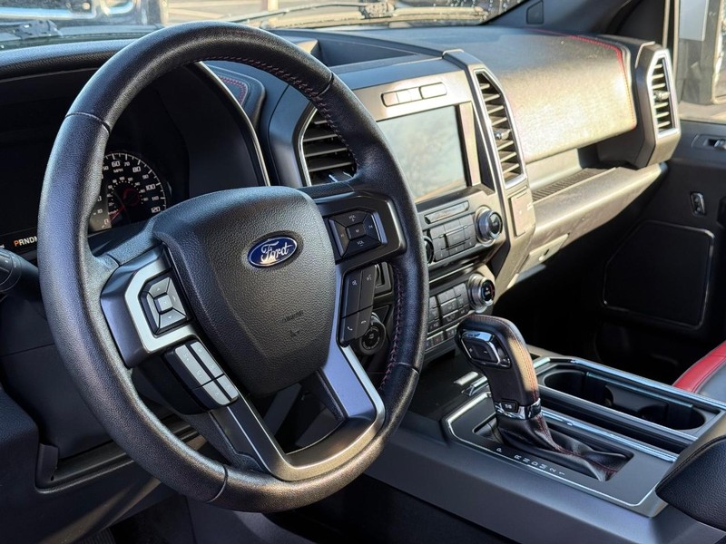 Ford F-150 Vehicle Full-screen Gallery Image 18