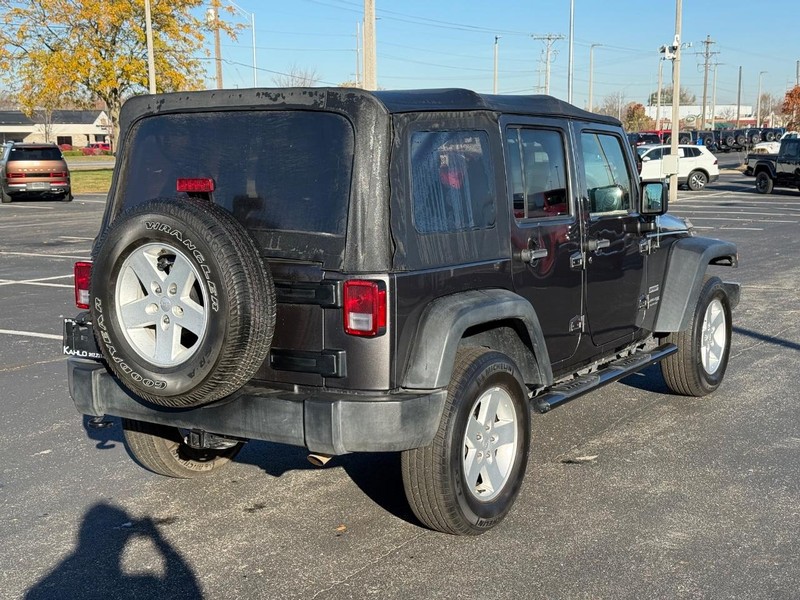 Jeep Wrangler JK Unlimited Vehicle Full-screen Gallery Image 3