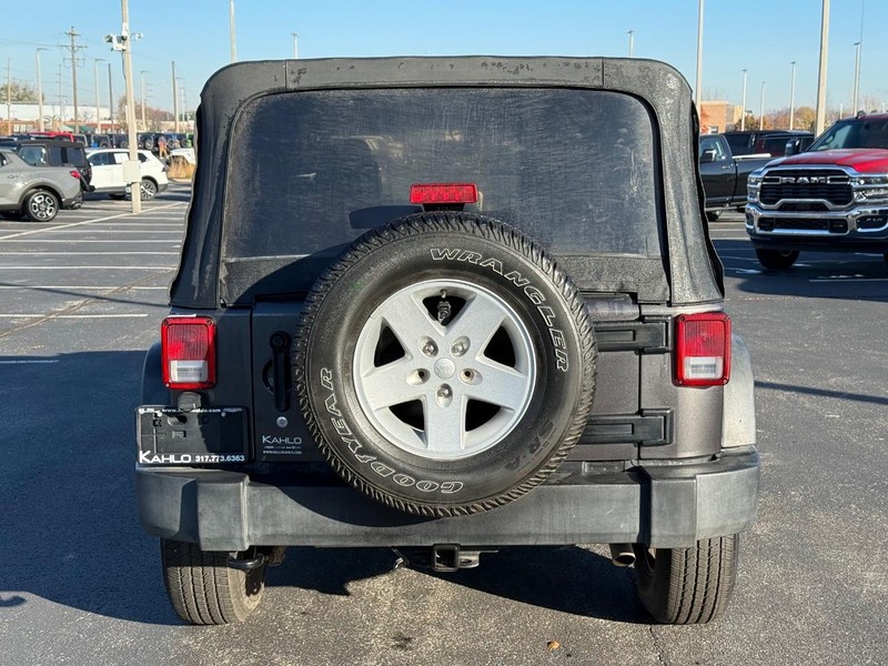 Jeep Wrangler JK Unlimited Vehicle Full-screen Gallery Image 4