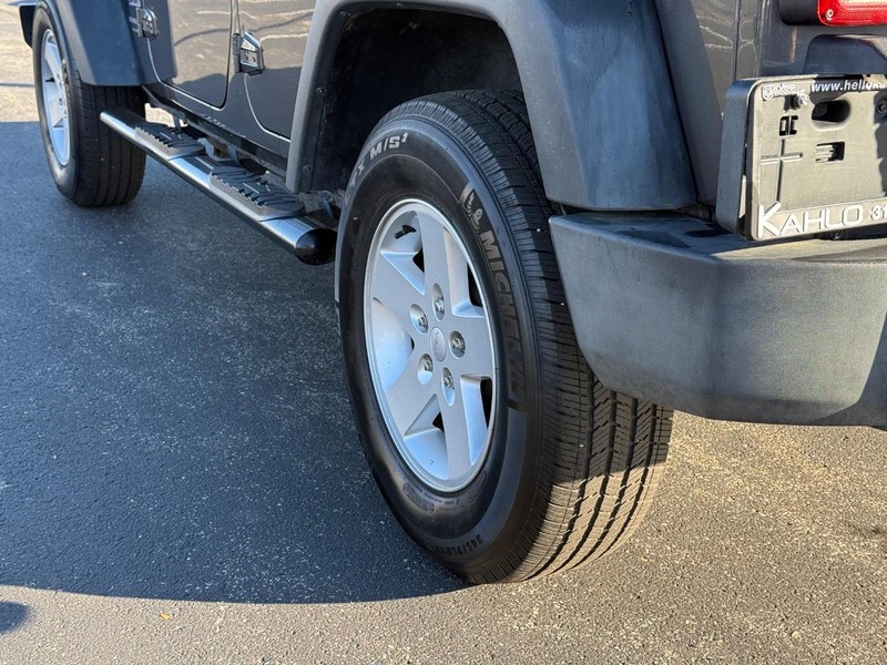 Jeep Wrangler JK Unlimited Vehicle Full-screen Gallery Image 6