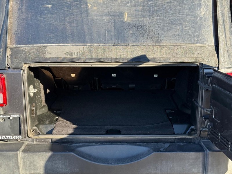 Jeep Wrangler JK Unlimited Vehicle Full-screen Gallery Image 7