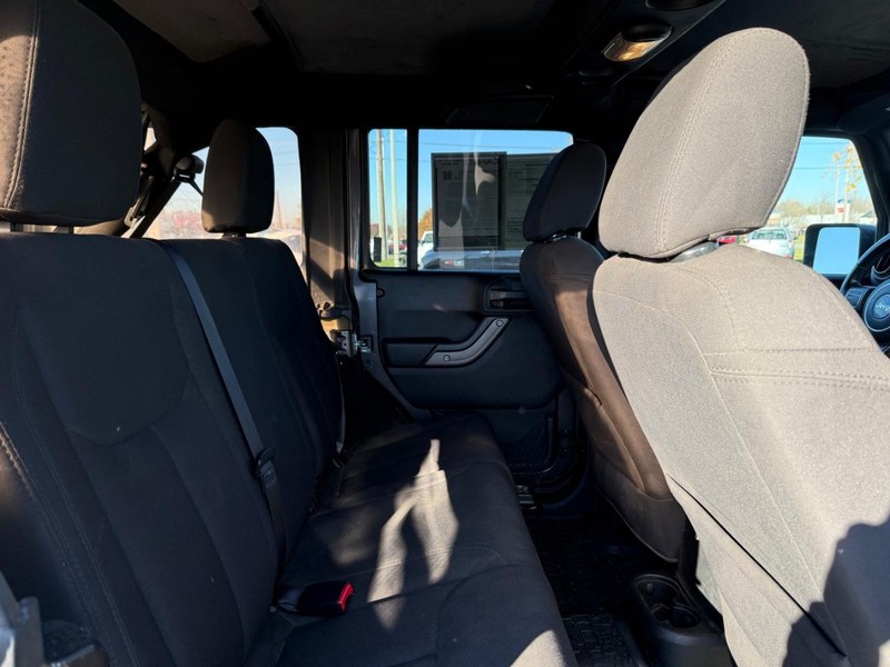 Jeep Wrangler JK Unlimited Vehicle Full-screen Gallery Image 10