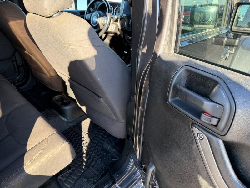 Jeep Wrangler JK Unlimited Vehicle Full-screen Gallery Image 11