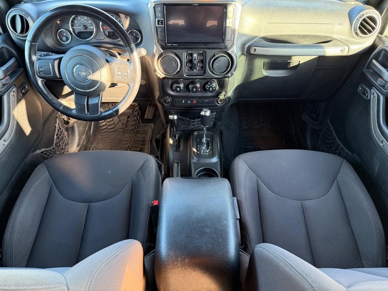 Jeep Wrangler JK Unlimited Vehicle Full-screen Gallery Image 12