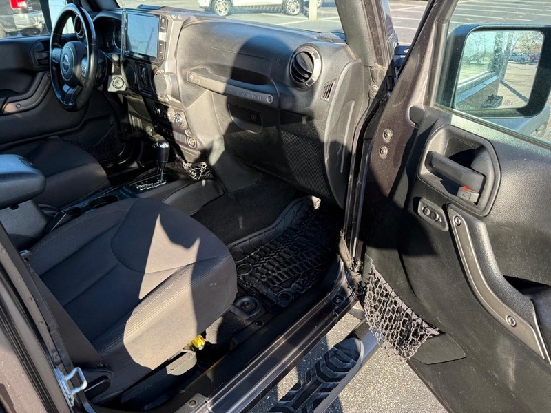 Jeep Wrangler JK Unlimited Vehicle Full-screen Gallery Image 14