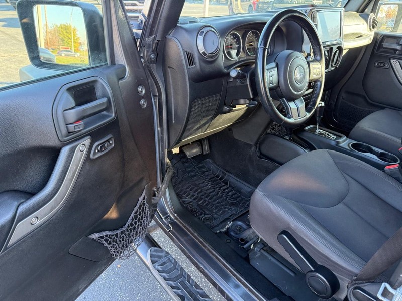 Jeep Wrangler JK Unlimited Vehicle Full-screen Gallery Image 16