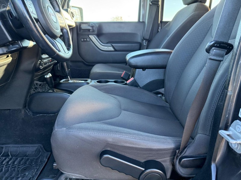 Jeep Wrangler JK Unlimited Vehicle Full-screen Gallery Image 17