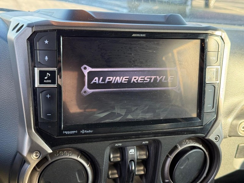 Jeep Wrangler JK Unlimited Vehicle Full-screen Gallery Image 21