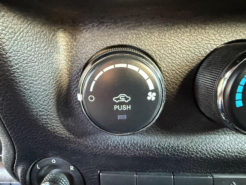 Jeep Wrangler JK Unlimited Vehicle Full-screen Gallery Image 22