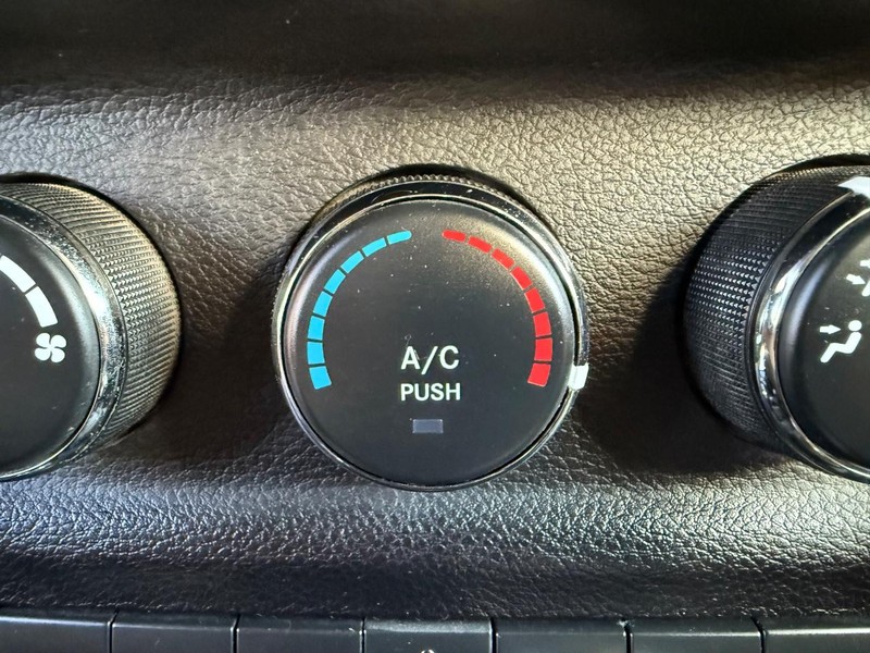 Jeep Wrangler JK Unlimited Vehicle Full-screen Gallery Image 23